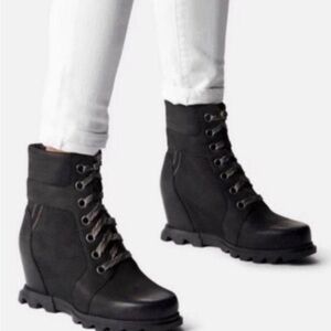 Sorel Black Lexie III Lace Up Boots with Wedge Sole booties Sz-7. M